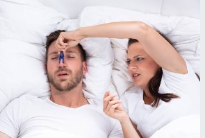 Comment arrêter de ronfler : 10 solutions efficaces pour des nuits paisibles et silencieuses