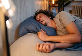 Comment arrêter de ronfler : 10 solutions efficaces pour des nuits paisibles et silencieuses